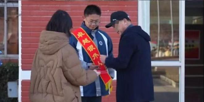学逃生后续来了！网友表示：这嘉奖是不是低了PG电子麻将胡了2模拟器地震中高中生背起同(图8)