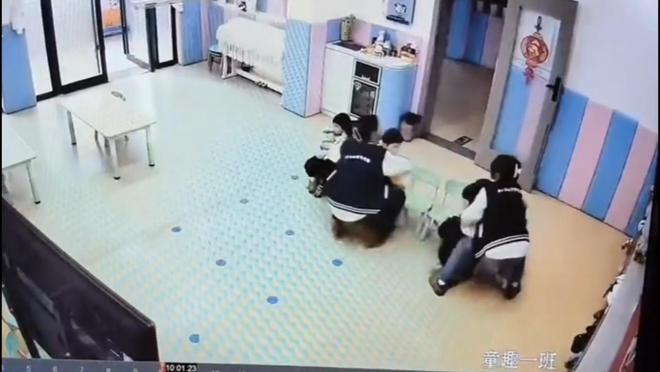 学逃生后续来了！网友表示：这嘉奖是不是低了PG电子麻将胡了2模拟器地震中高中生背起同(图13)