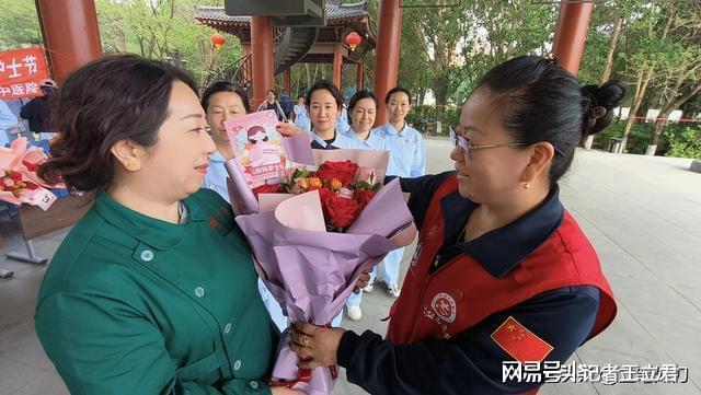 心企业致敬白衣天使凝聚社会温情PG麻将胡了免费模拟器沈阳爱(图4)