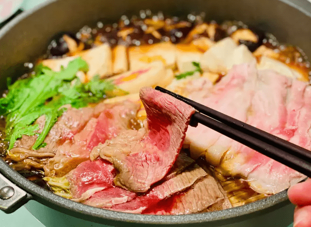 大叔教你酱汁调法只需几样食材比卖的好吃PG电子麻将胡了试玩日式寿喜锅轻松做(图3)