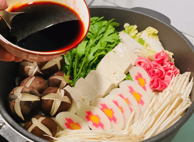 大叔教你酱汁调法只需几样食材比卖的好吃PG电子麻将胡了试玩日式寿喜锅轻松做(图5)